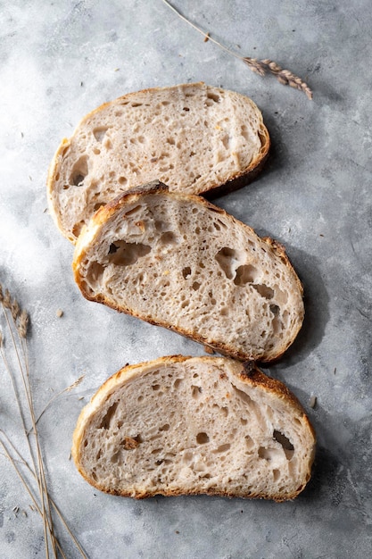 Sauerteigbrotscheiben hausgemachtes gesundes Brot Draufsicht