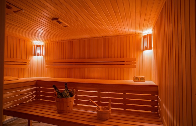 Sauna del árbol en el baño con el inventario.