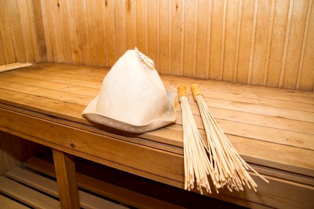 Sauna, Badzubehör. Holzstäbchen und Hut