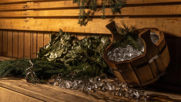 Sauna com uma coroa de flores e um balde de gelo