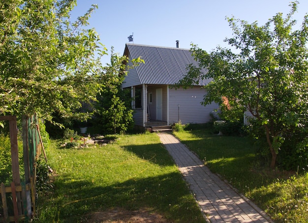 Sauna pequena em um jardim rural em uma manhã de verão Ryazan região Rússia