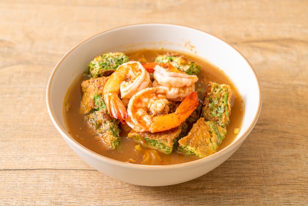 Saure Suppe aus Tamarindenpaste mit Garnelen und Gemüseomelett