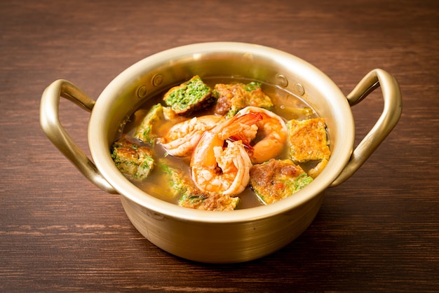Saure Suppe aus Tamarindenpaste mit Shrimps und Gemüseomelett - Asiatische Küche