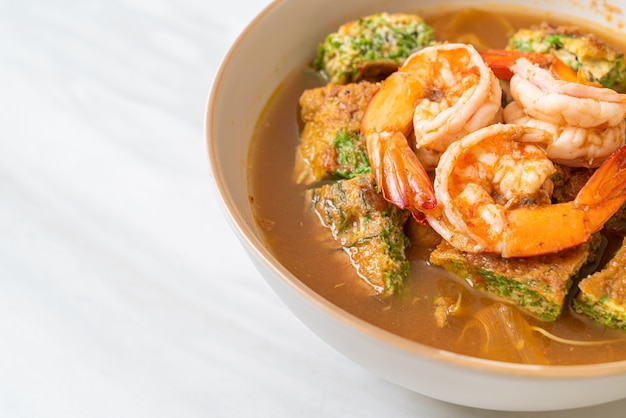 Saure Suppe aus Tamarindenpaste mit Shrimps und Gemüseomelett - Asiatische Küche