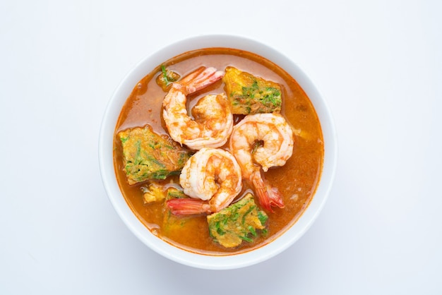 Saure Suppe aus Tamarindenpaste mit Shrimps und Gemüseomelett - asiatischer Essensstil oder thailändischer Essensstil isoliert