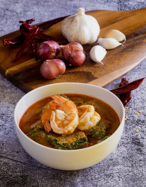 Saure Suppe mit Shrimp Cha Om ist ein scharfes thailändisches Essen