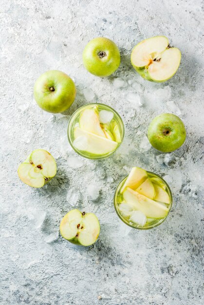 Saures Apfelcocktail- oder hineingegossenes Detoxwasser, kaltes Sommergetränk.