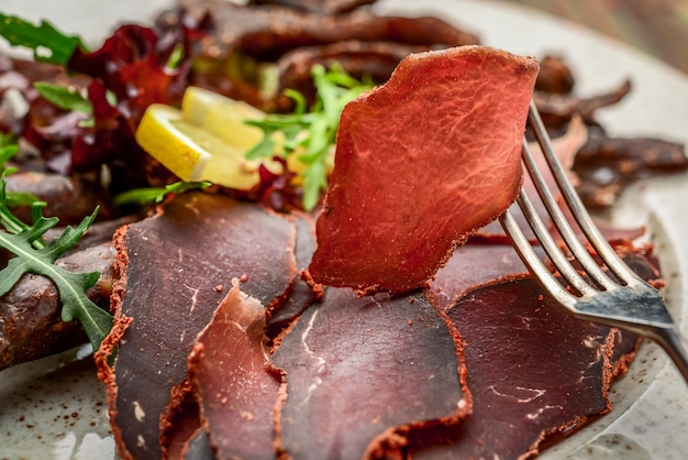 Sausageraw rauchte trockene Pepperoniwurst der Fleischkippe, gesundes und geschmackvolles Lebensmittel.