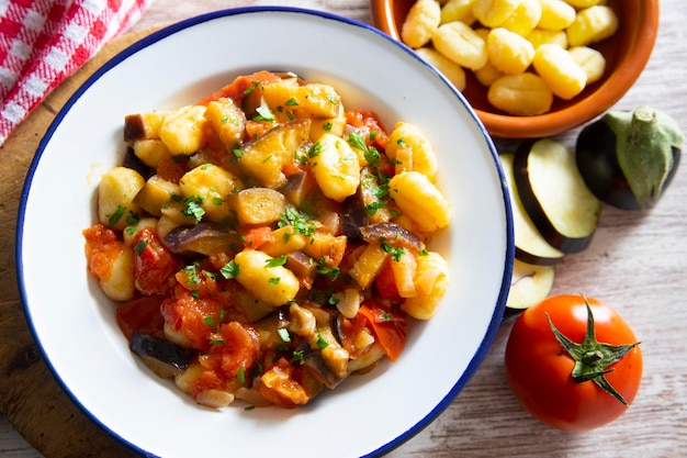 Sautierte Gnocchi mit gegrilltem Gemüse. Typisch italienisches Rezept.