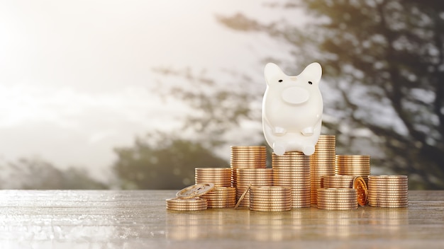 Saving money concept Personagem de cofrinho no crescimento de renda positiva da pilha de moedas de dinheiro com espaço de cópia