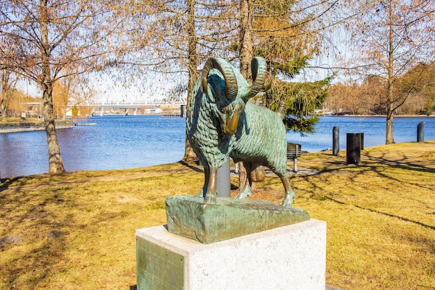 Savonlinna Finnland 21.04.2019 Skulptur Statue des legendären schwarzen Widders Musta P ssi auf Finnisch, der einst die Burg Olavinlinna auf der Insel Tallisaari rettete. Bronzeskulptur auf einem Sockel