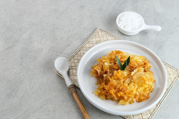 Sawut oder Gobet Singkong Indonesischer traditioneller Snack aus gedämpftem Maniok-Palmzucker