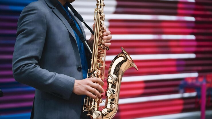 Foto saxofón aislado en blanco