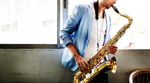 Saxofón alto artista clásico músico de jazz Sax concepto