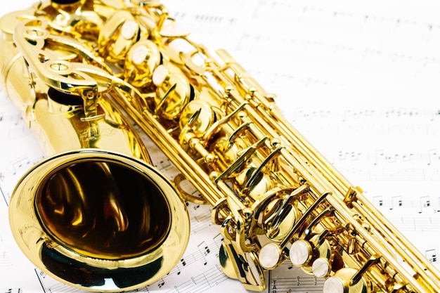 Saxofón dorado en instrumento musical de partituras