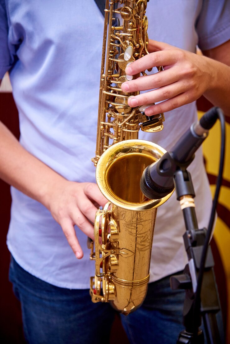 Foto saxofón en manos de un músico.