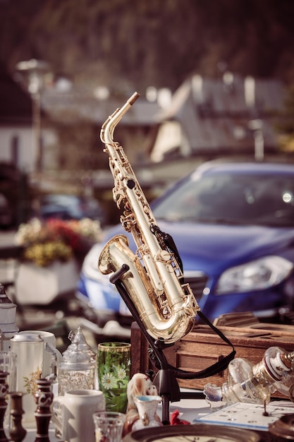 Saxofón en un mercado de pulgas