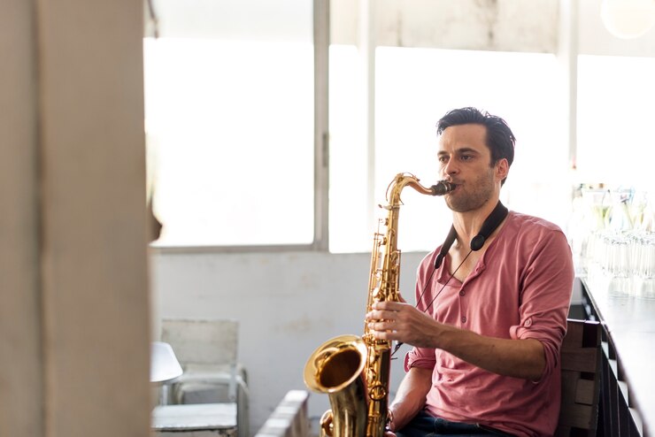 Foto saxofón sinfonía músico jazz instrumento concepto