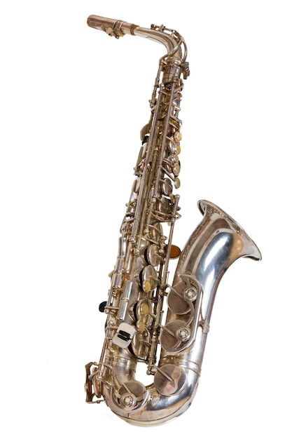 Saxofone de prata em um fundo branco