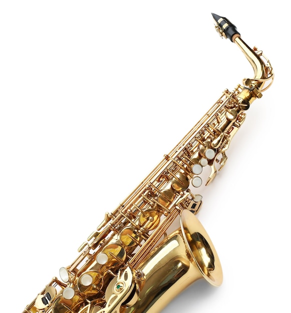 Saxofone dourado isolado no fundo branco de perto