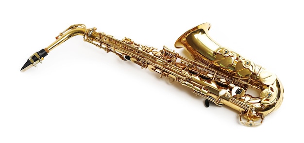 Saxofone dourado isolado no fundo branco