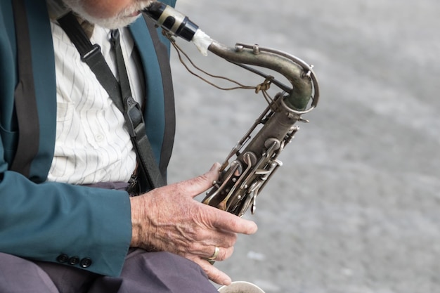Saxofone nas mãos de um músico de rua