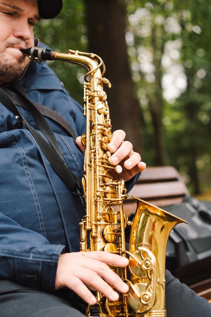 Foto un saxofonista actúa en un parque sereno durante el otoño mientras está sentado en un banco