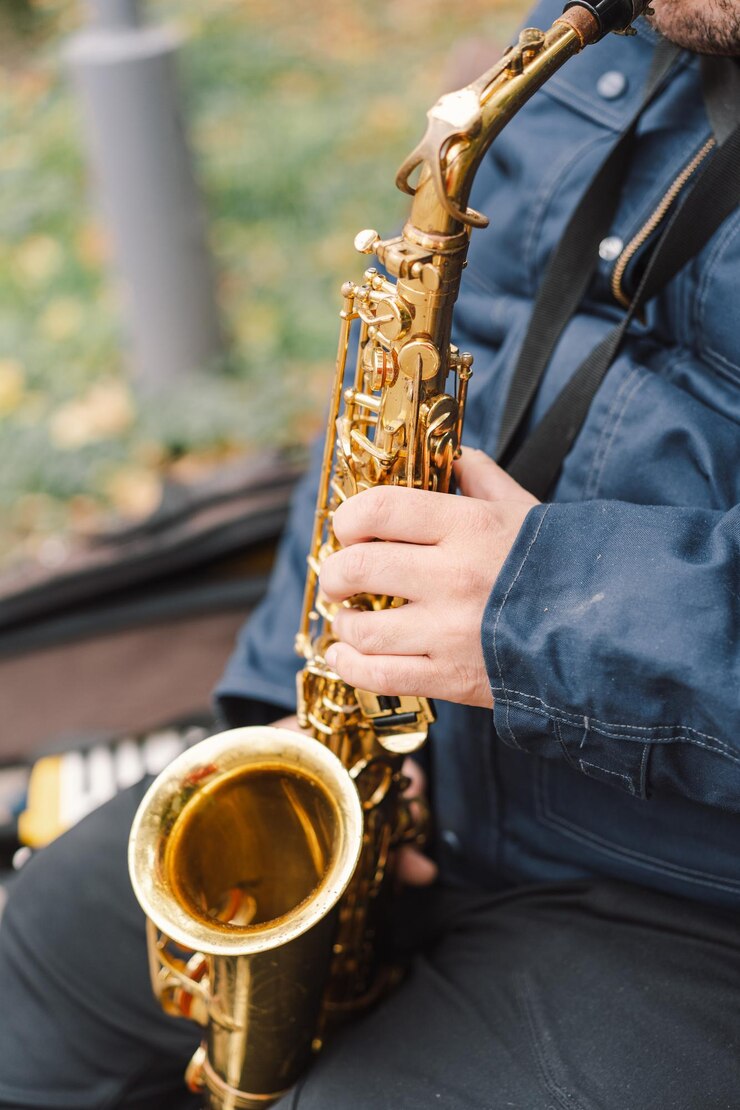 Foto un saxofonista actúa en un parque sereno durante el otoño mientras está sentado en un banco