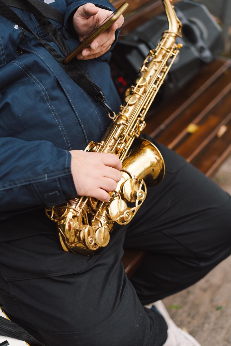 Foto un saxofonista actúa en un parque sereno durante el otoño mientras está sentado en un banco