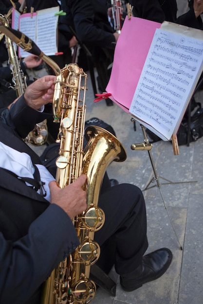 Saxofonista en una banda