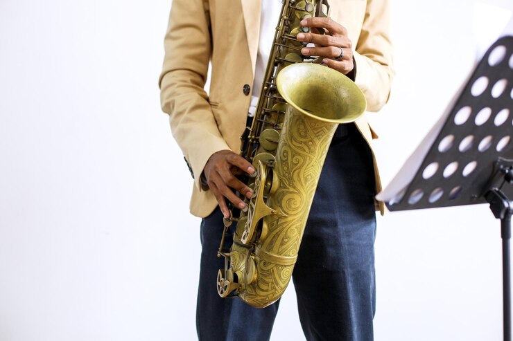 Foto un saxofonista de cerca tocando música de jazz