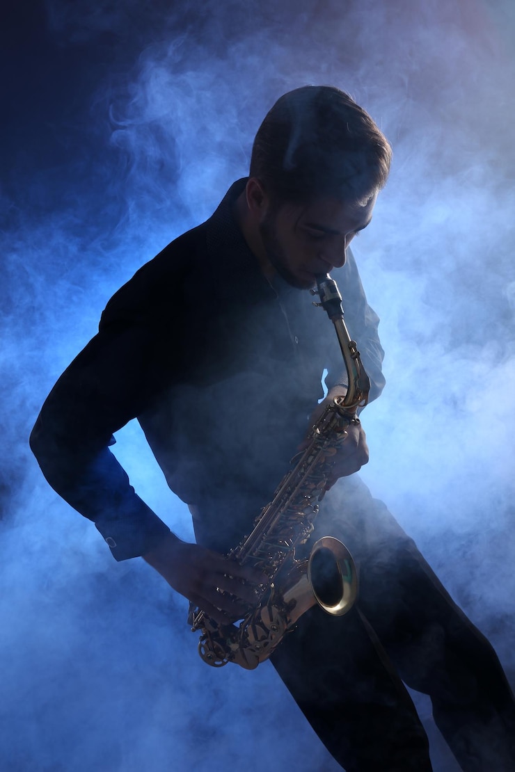 Foto saxofonista elegante toca jazz en humo azul