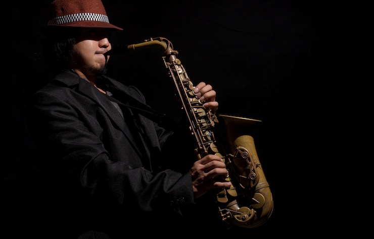 Foto un saxofonista en un fondo oscuro