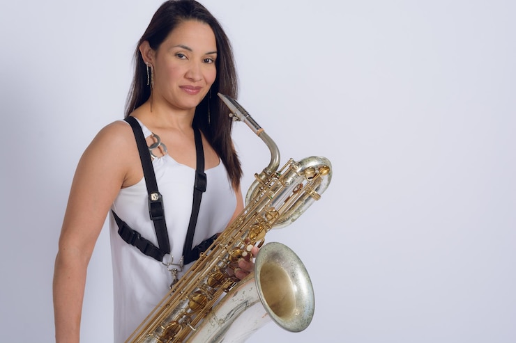 Foto saxofonista de música clásica femenina