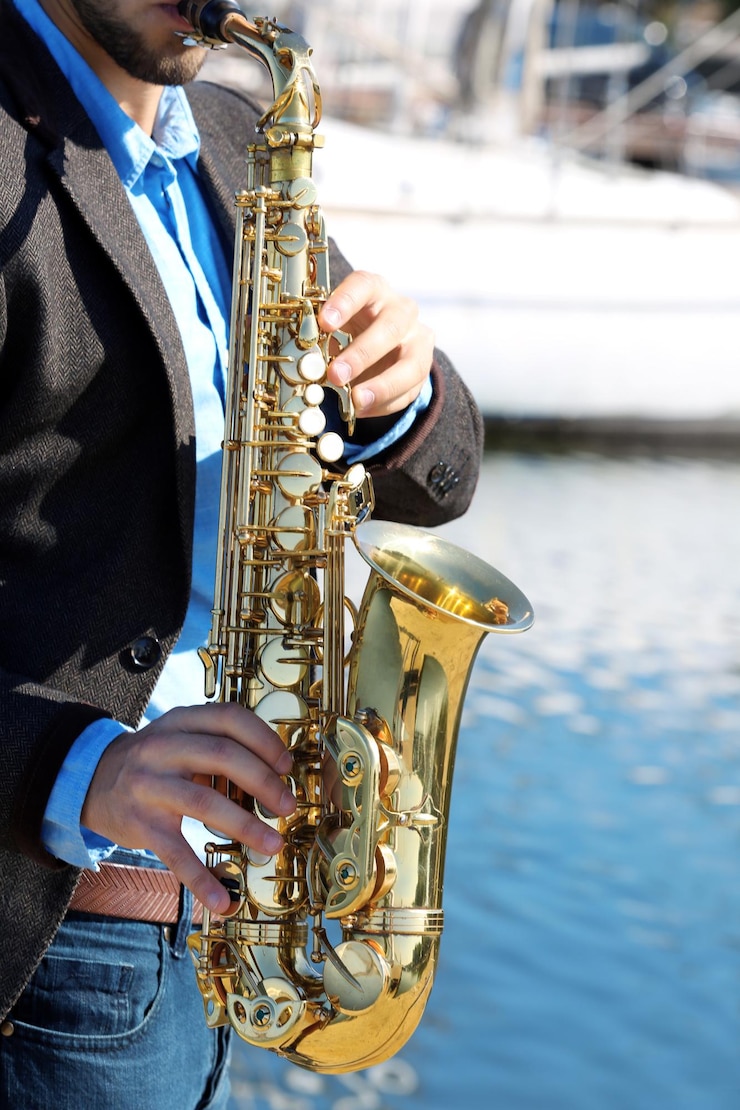 Foto el saxofonista toca jazz al aire libre de cerca