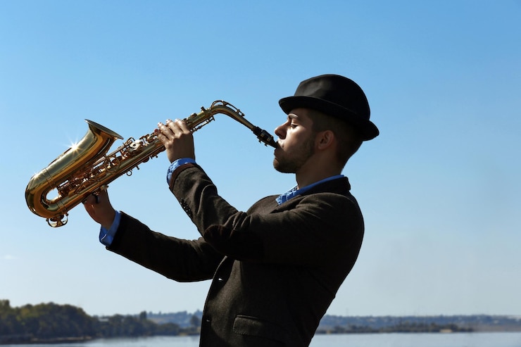 Foto saxofonista toca en el muelle