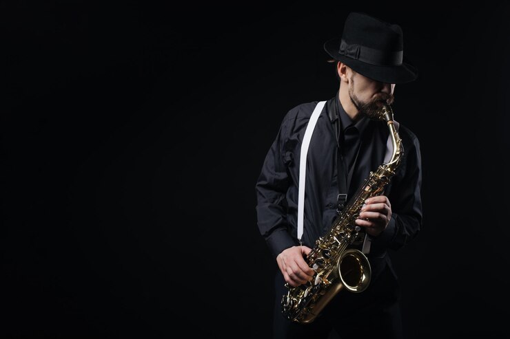 Foto saxofonista tocando música jazz