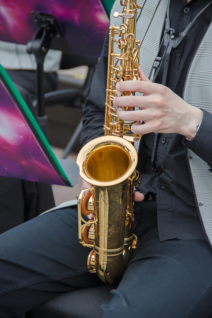 Foto saxofonistas tocando en una banda de jazz vestidos con chaleco y pantalones clásicos para hombres