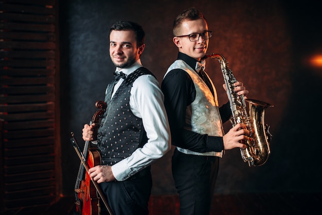 Saxophonist mit Saxophon und Violinst mit Geigenmusikduett. Jazz-Mann und Geiger