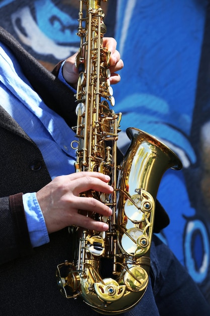 Foto saxophonist spielt jazz auf der straße aus nächster nähe