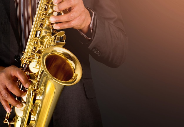 Foto saxophonist spielt jazzmusik