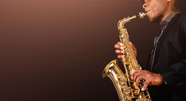 Saxophonspieler, der Jazzmusik spielt