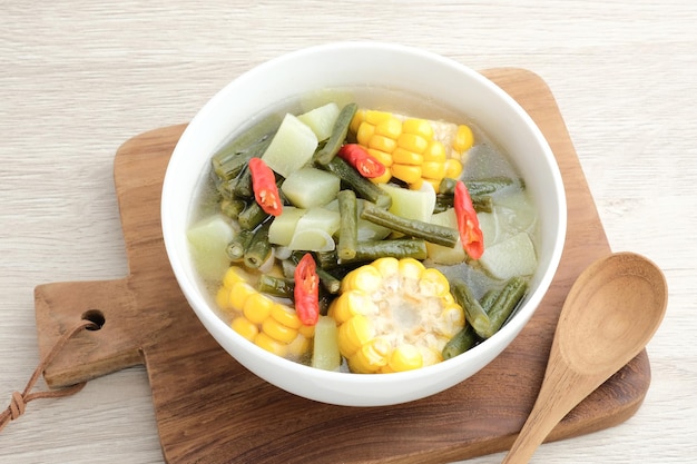 Sayur asam sayur asem o sopa de tamarindo es una popular sopa tradicional indonesia Enfoque seleccionado