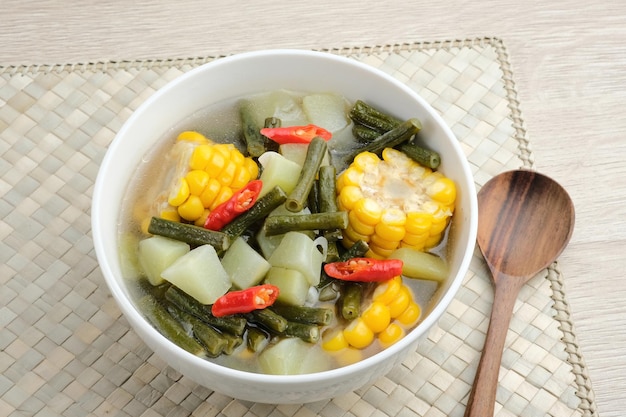 Sayur Asam Sayur Asem oder Tamarindensuppe ist eine beliebte traditionelle indonesische Suppe Ausgewählter Schwerpunkt