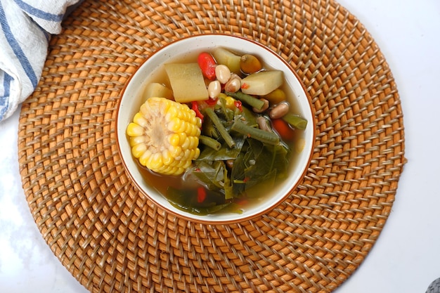 sayur asem es un vegetal indonesio popular en la sopa de tamarindo