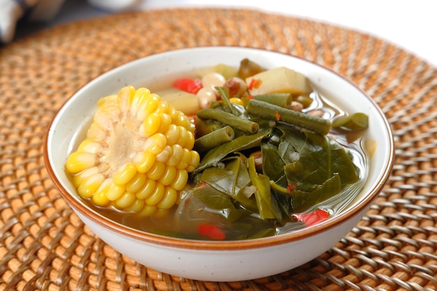 sayur asem es un vegetal indonesio popular en la sopa de tamarindo