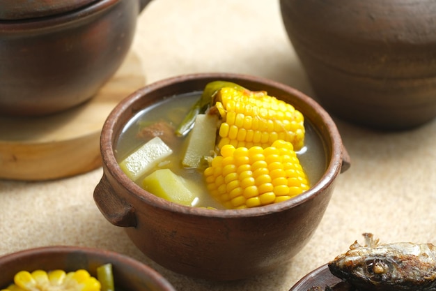 Sayur asem in einer Schüssel traditionelles Essen aus Java Es ist Tamarindensuppe mit Zutaten Mais lange Bohnen usw.