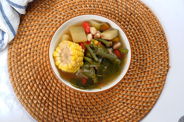 Sayur Asem ist ein beliebtes indonesisches Gemüse in Tamarindensuppe