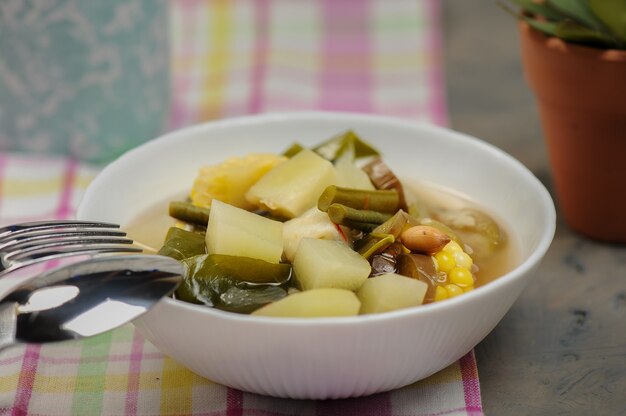 Sayur Asem oder Sayur Asam ist ein beliebtes indonesisches Gemüse in Tamarindensuppe