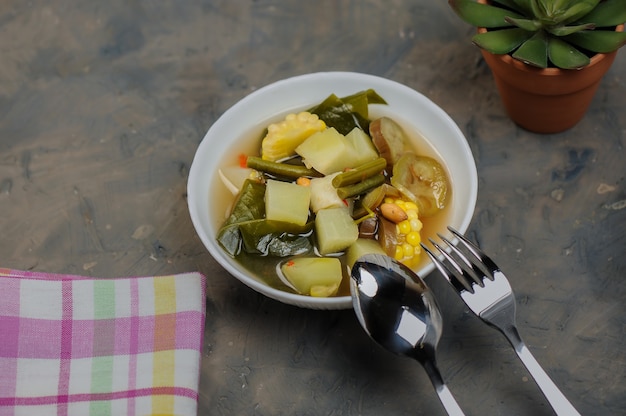Sayur asem ou sayur asam é um vegetal popular da Indonésia em sopa de tamarindo